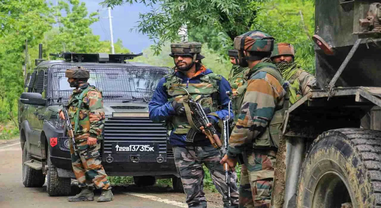 J-K: कुलगाम में सुरक्षाबलों का बड़ा ऑपेरशन, 8 आतंकी ढेर, 2 जवान भी शहीद