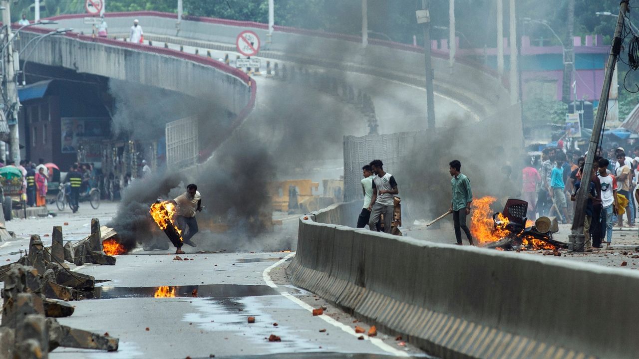 Bangladesh Protests LIVE: क्या पटरी पर लौटेंगे बांग्लादेश के हालात? तख्तापलट के बाद आज हटेगा कर्फ्यू