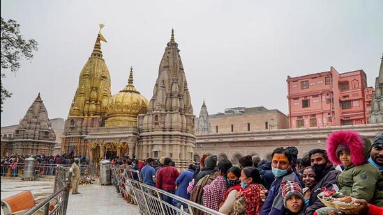 वाराणसी: काशी विश्वनाथ मंदिर में टूटा रिकॉर्ड, एक दिन में 11 लाख श्रद्धालुओं ने किए दर्शन