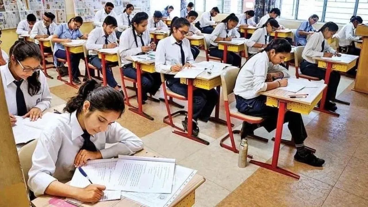 CBSE Board Exam 2025: सीबीएसई बोर्ड परीक्षा 15 फरवरी से होगी शुरू, जल्द जारी होंगे एडमिट कार्ड