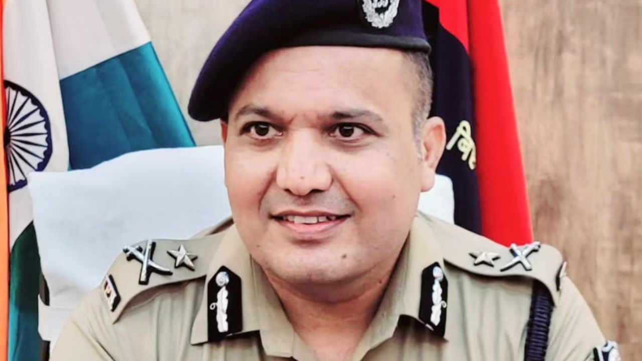 'मैंने खाकी छोडी हैं लेकिन मेरे अंदर अभी भी...' किसके कहने  पर IPS लांडे ने दिया इस्तीफा, क्या है आगे का प्लान?