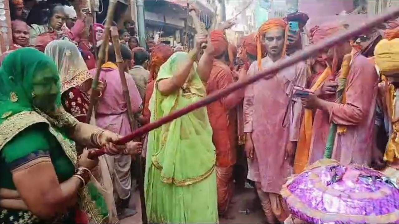 बरसाने में खेली गई लठ्ठमार होली, राधा रानी की नगरी में दिखा दिव्य नजारा; देश विदेश से उमड़े थे भक्त