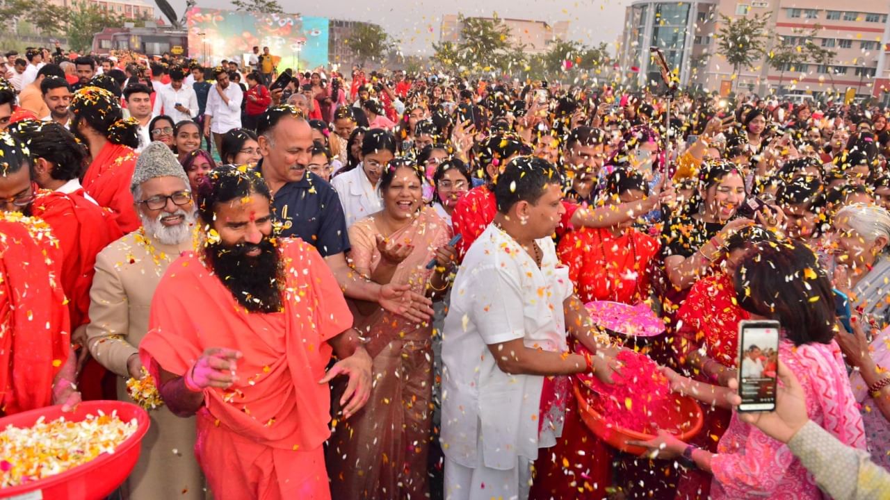 पतंजलि विश्वविद्यालय में अनोखी होली, स्वामी रामदेव ने फूलों से मनाया रंगों का त्योहार, दिया ये संदेश