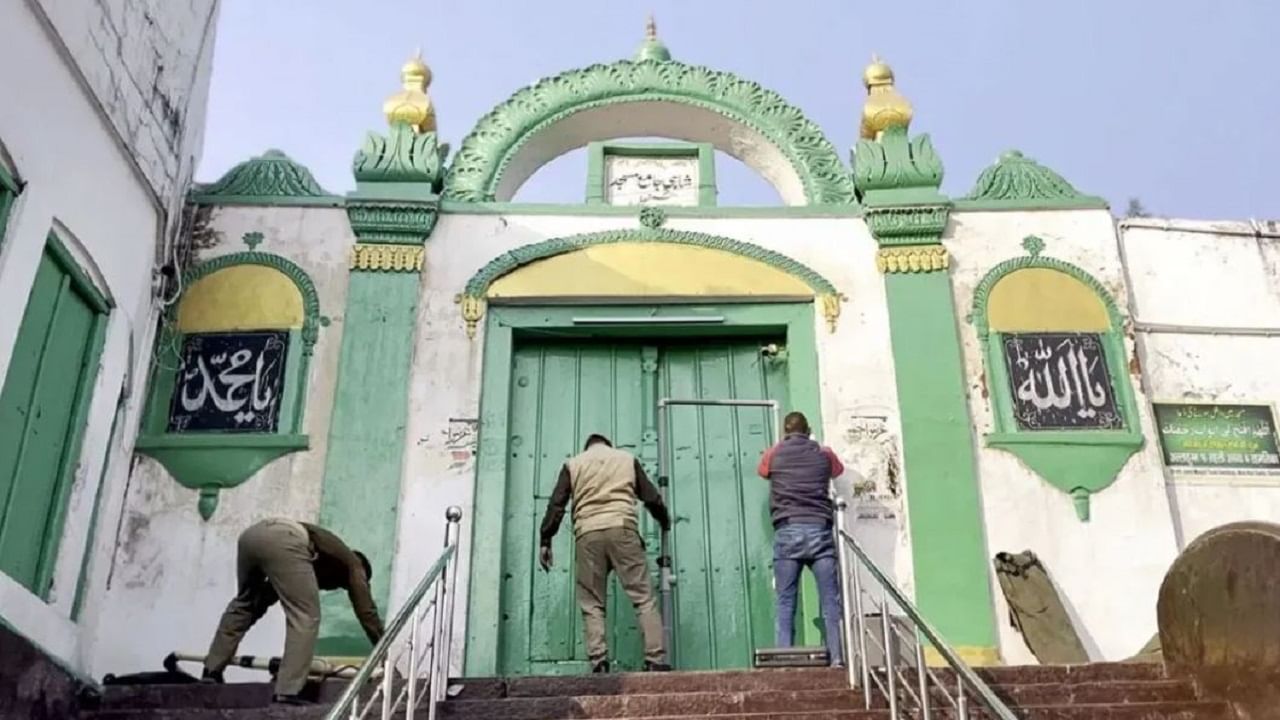 Live: संभल में टाइट सुरक्षा के बीच खेली जा रही होली, नमाज से पहले खत्म हो जाएगा जश्न