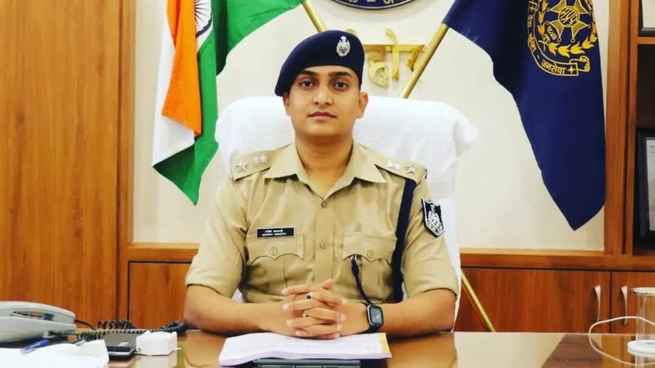 DIG मयंक अवस्थी पर 5 लाख का जुर्माना, हाई कोर्ट ने कहा- क्या ऐसे अफसर पुलिस में रहने योग्य हैं? DIG मयंक अवस्थी पर 5 लाख का जुर्माना, हाई कोर्ट ने कहा- क्या ऐसे अफसर पुलिस में रहने योग्य हैं?