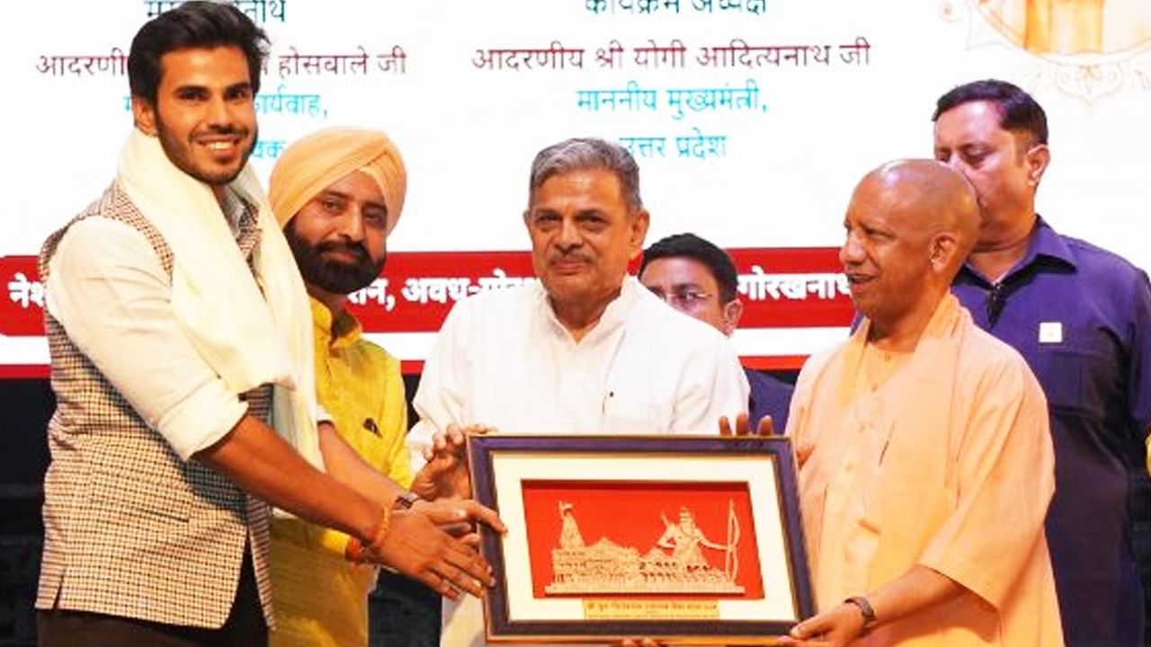 सामाजिक कार्यों से जुड़ें युवा... CM योगी आदित्यनाथ-दत्तात्रेय होसबोले ने पीयूष सिंह चौहान को किया सम्मानित सामाजिक कार्यों से जुड़ें युवा... CM योगी आदित्यनाथ-दत्तात्रेय होसबोले ने पीयूष सिंह चौहान को किया सम्मानित