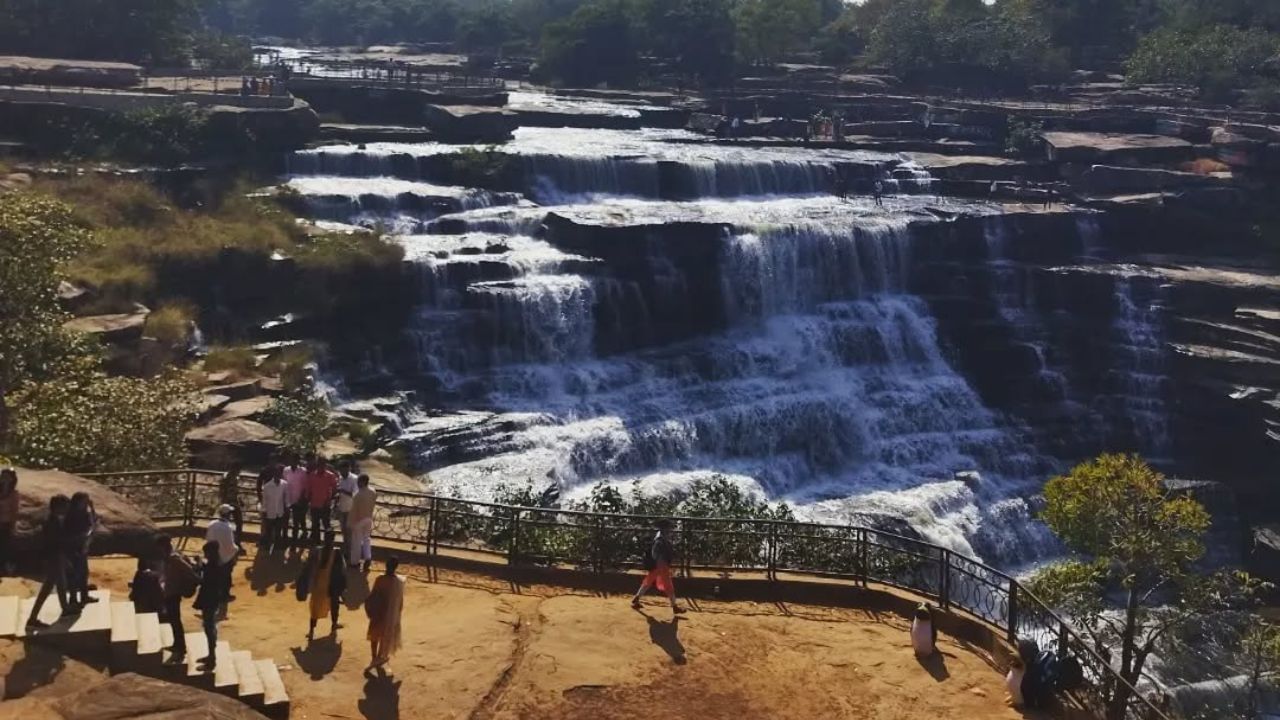 फैमिली के साथ घूमें वाराणसी के पास की ये खूबसूरत जगहें, गर्मियों की छुट्टियां बन जाएंगी यादगार फैमिली के साथ घूमें वाराणसी के पास की ये खूबसूरत जगहें, गर्मियों की छुट्टियां बन जाएंगी यादगार