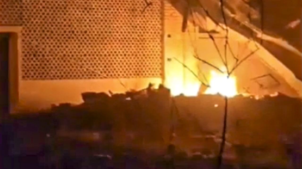 OPERATION SINDOOR: भारत की एयरस्ट्राइक के बाद पाकिस्तान में दहशत का माहौल, लोगों से घरों में रहने की अपील OPERATION SINDOOR: भारत की एयरस्ट्राइक के बाद पाकिस्तान में दहशत का माहौल, लोगों से घरों में रहने की अपील
