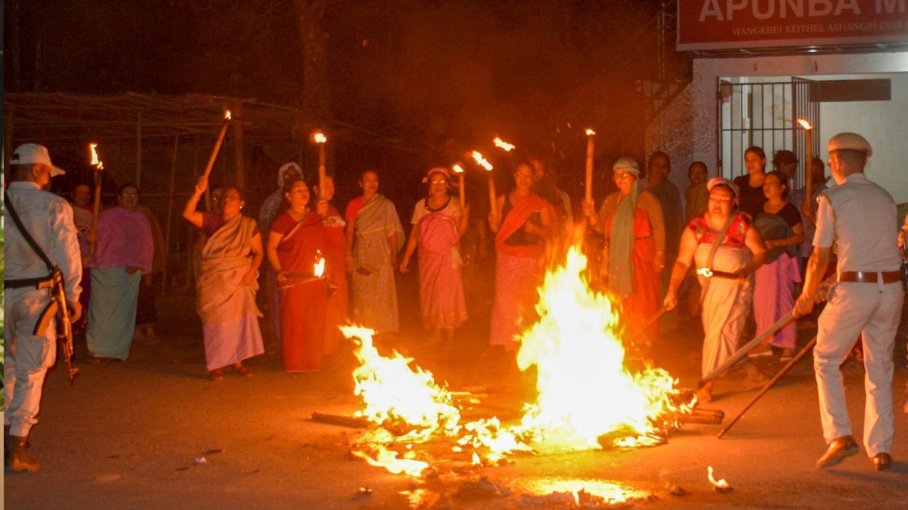 गुस्साई जनता ने केंद्र सरकार के दफ्तरों पर लगाए ताले, 'एक शब्द' हटाने पर  मणिपुर में ऐसे मच गया बवाल