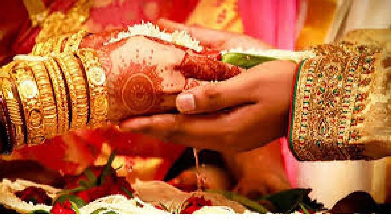 'जिससे इश्क, उसी से करूंगी शादी...' मंडप में पहुंच गई गर्लफ्रेंड, रुकवा दिया बॉयफ्रेंड का विवाह 'जिससे इश्क, उसी से करूंगी शादी...' मंडप में पहुंच गई गर्लफ्रेंड, रुकवा दिया बॉयफ्रेंड का विवाह