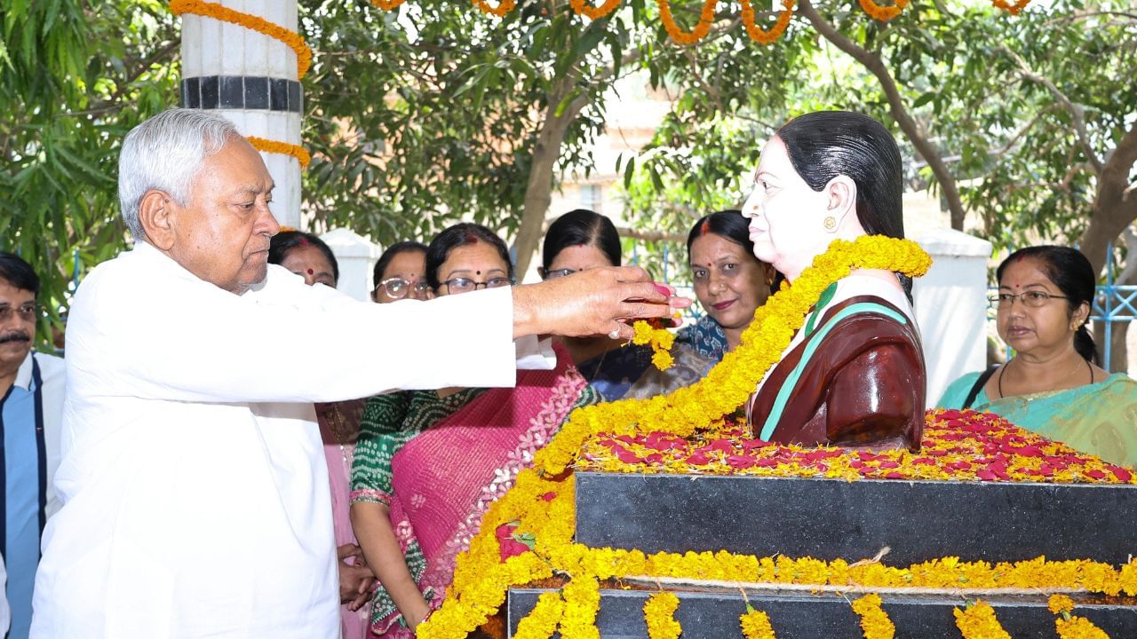 CM नीतीश कुमार ने पुण्यतिथि पर पत्नी मंजू कुमारी सिन्हा को दी श्रद्धांजलि, बेटे निशांत भी थे साथ