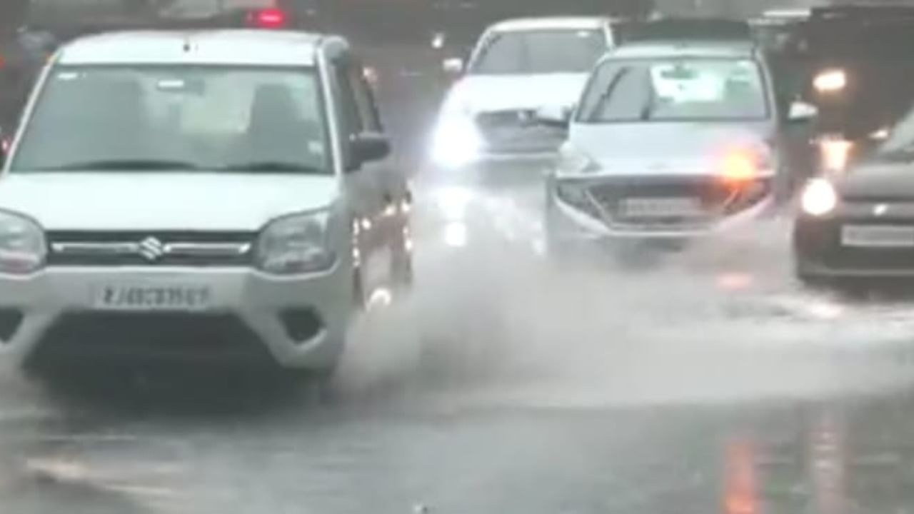 उखड़े पेड़, जलभराव और जाम...दिल्ली में आफत बनी आंधी-बारिश, IMD का अलर्ट- घरों में रहें लोग उखड़े पेड़, जलभराव और जाम...दिल्ली में आफत बनी आंधी-बारिश, IMD का अलर्ट- घरों में रहें लोग