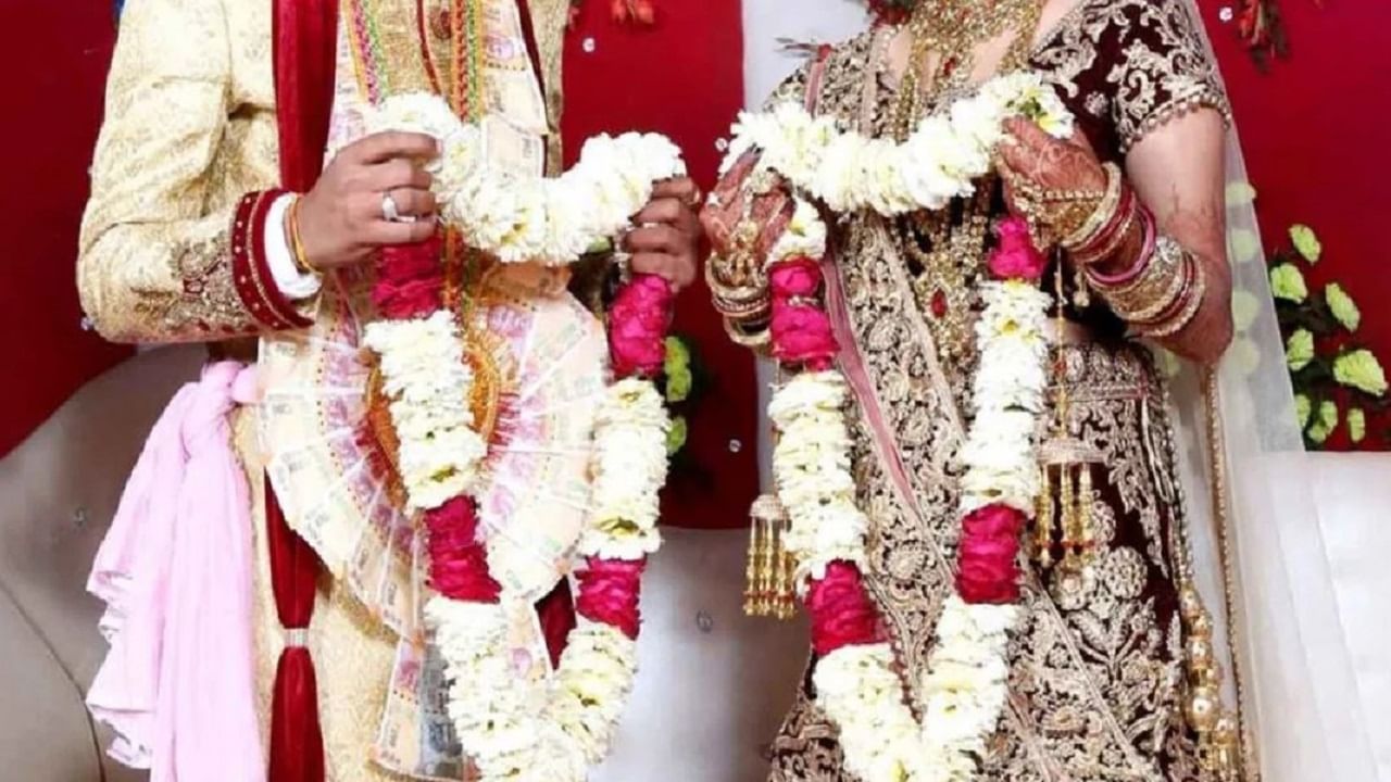 तीन बीवियों वाला इंस्पेक्टर पति ब्याहने जा रहा था चौथी दुल्हन, ऐसे फिर गया अरमानों पर पानी... हुआ ये एक्शन तीन बीवियों वाला इंस्पेक्टर पति ब्याहने जा रहा था चौथी दुल्हन, ऐसे फिर गया अरमानों पर पानी... हुआ ये एक्शन