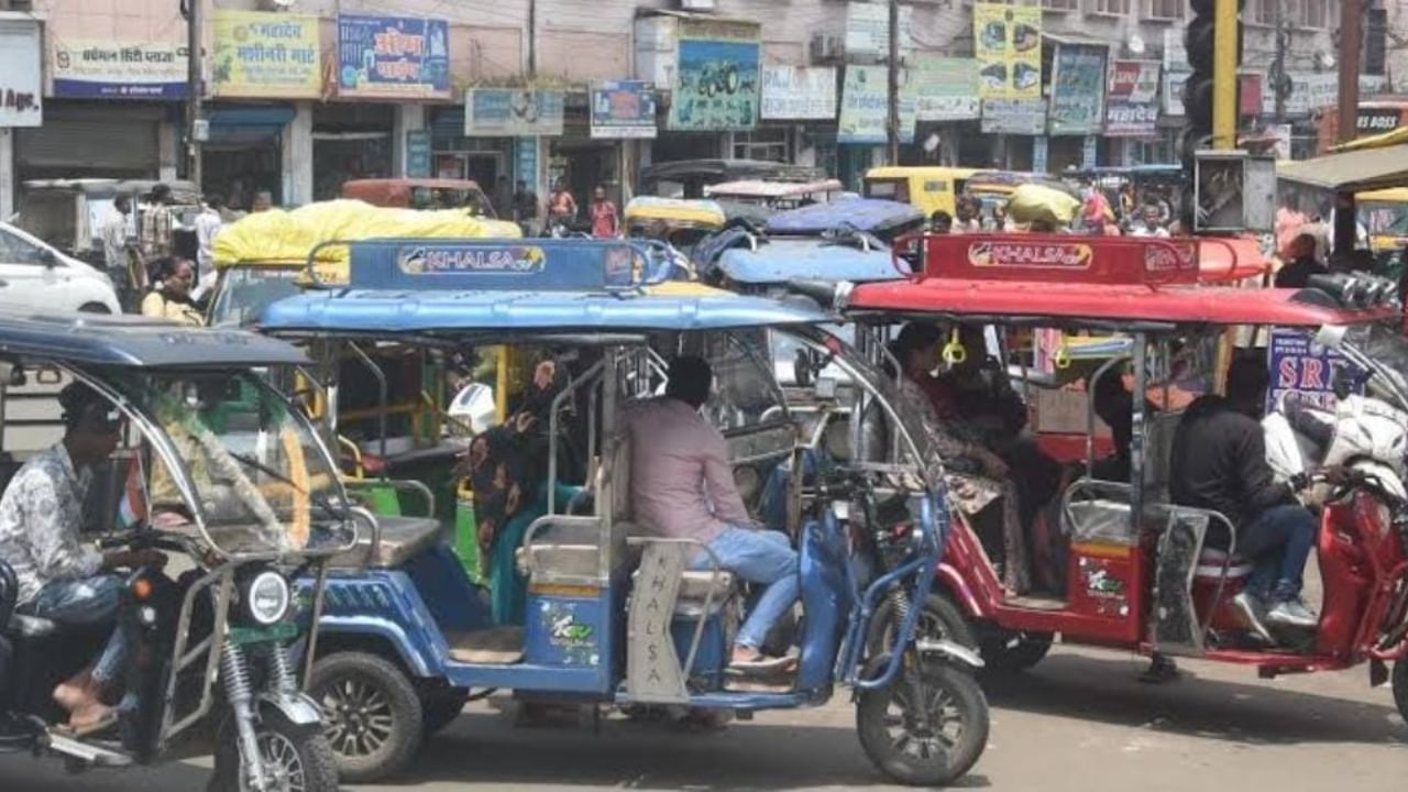 भोपाल की सड़कों से गायब होंगे 11 हजार ई-रिक्शा! लगाम कसने की तैयारी भोपाल की सड़कों से गायब होंगे 11 हजार ई-रिक्शा! लगाम कसने की तैयारी