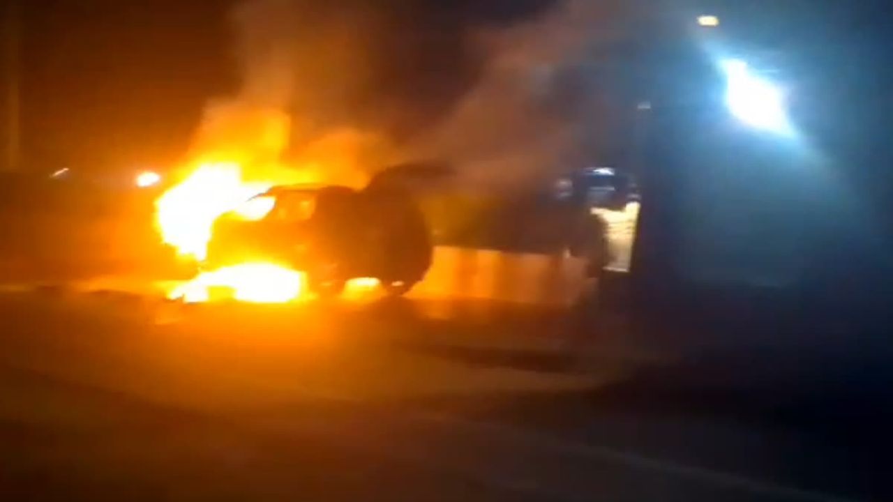 झांसी-मिर्जापुर हाईवे पर चलती गाड़ी में लगी आग, 8 लोग झुलसे, हालत गंभीर झांसी-मिर्जापुर हाईवे पर चलती गाड़ी में लगी आग, 8 लोग झुलसे, हालत गंभीर