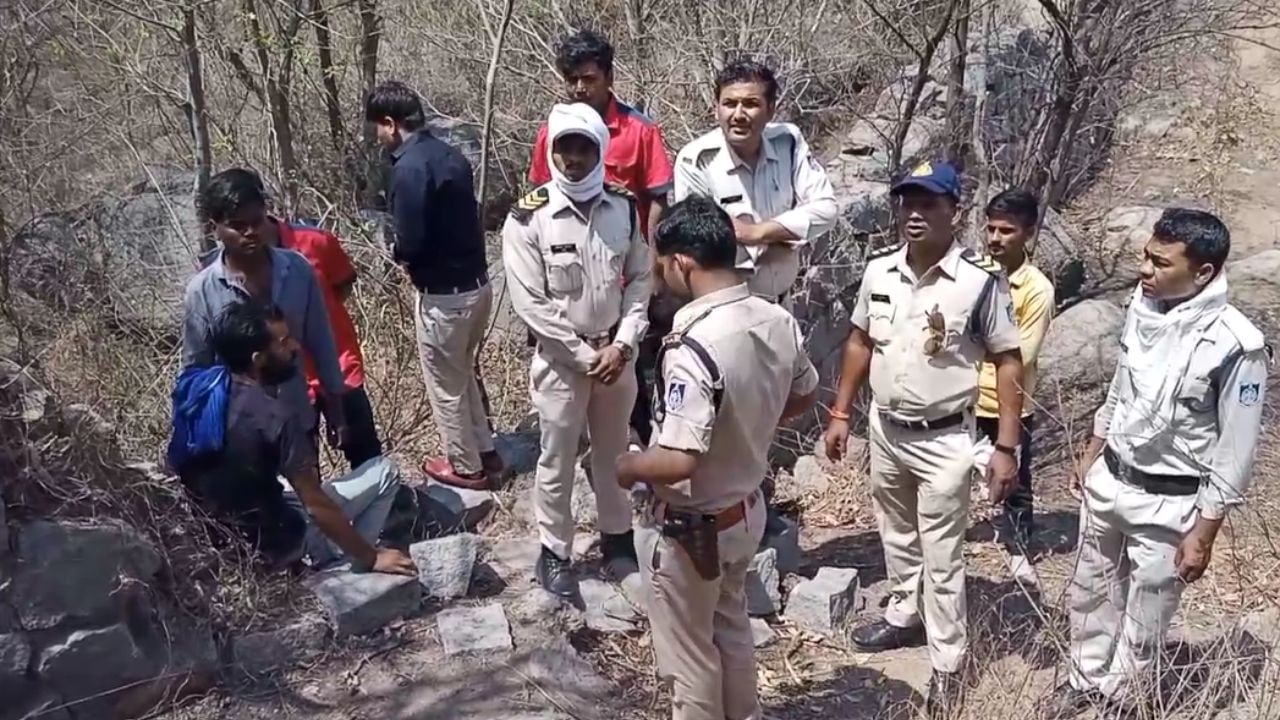 अब्दुल के प्यार में लक्ष्मी को मिली मौत, इग्नोर किया फोन तो प्रेमी ने रेत दिया गला; पहाड़ी पर मिला शव अब्दुल के प्यार में लक्ष्मी को मिली मौत, इग्नोर किया फोन तो प्रेमी ने रेत दिया गला; पहाड़ी पर मिला शव