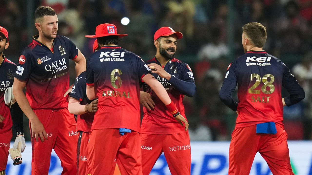 RCB पर टूटी दोहरी आफत, दो बड़े खिलाड़ी बाहर, प्लेऑफ में पहुंचना न हो जाए मुश्किल! RCB पर टूटी दोहरी आफत, दो बड़े खिलाड़ी बाहर, प्लेऑफ में पहुंचना न हो जाए मुश्किल!