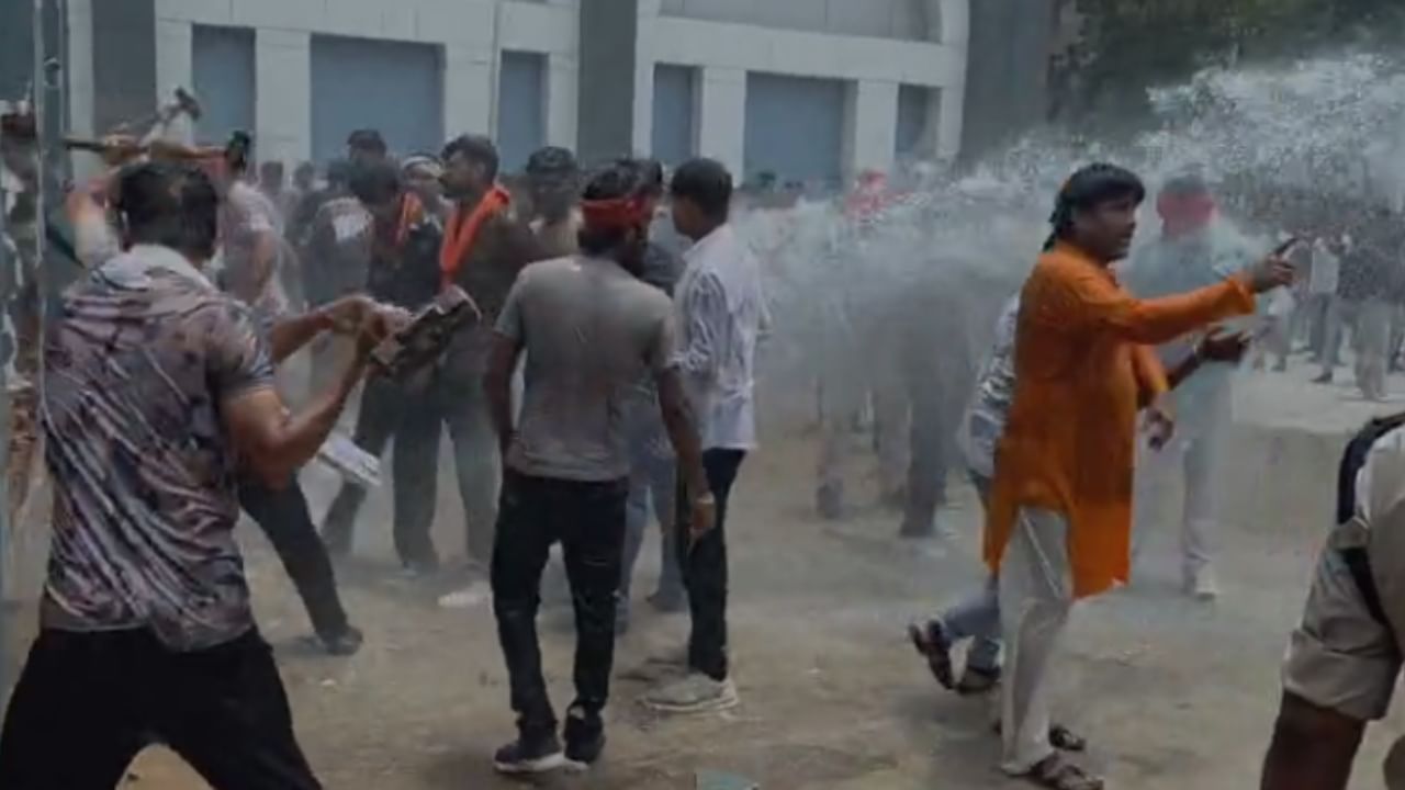 MP: मंदिर के सामने बनी दीवार को लेकर बवाल... तोड़ने पहुंचे VHP और बजरंग दल कार्यकर्ता, पुलिस ने किया लाठीचार्ज MP: मंदिर के सामने बनी दीवार को लेकर बवाल... तोड़ने पहुंचे VHP और बजरंग दल कार्यकर्ता, पुलिस ने किया लाठीचार्ज