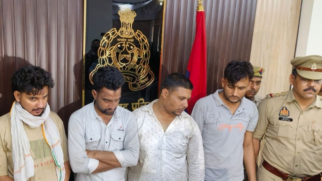 4 तस्कर, 27 कैप्सूल और 1 किलो साना... तस्करों के पेट से निकला एक करोड़ का खजाना, गिरोह में बड़े-बड़े लोग शामिल 4 तस्कर, 27 कैप्सूल और 1 किलो साना... तस्करों के पेट से निकला एक करोड़ का खजाना, गिरोह में बड़े-बड़े लोग शामिल