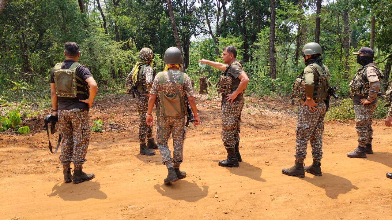 छत्तीसगढ़ में नक्सलियों पर बड़ी कार्रवाई, मुठभेड़ में 26 को मार गिराया, 1 जवान शहीद छत्तीसगढ़ में नक्सलियों पर बड़ी कार्रवाई, मुठभेड़ में 26 को मार गिराया, 1 जवान शहीद