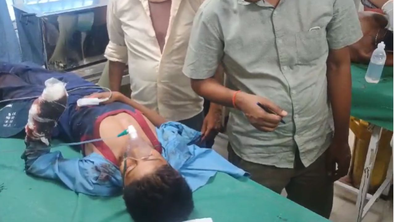 बिहार: भारत-नेपाल बॉर्डर पर बम विस्फोट, 14 साल के लड़के की हथेली उड़ी, भर्ती बिहार: भारत-नेपाल बॉर्डर पर बम विस्फोट, 14 साल के लड़के की हथेली उड़ी, भर्ती