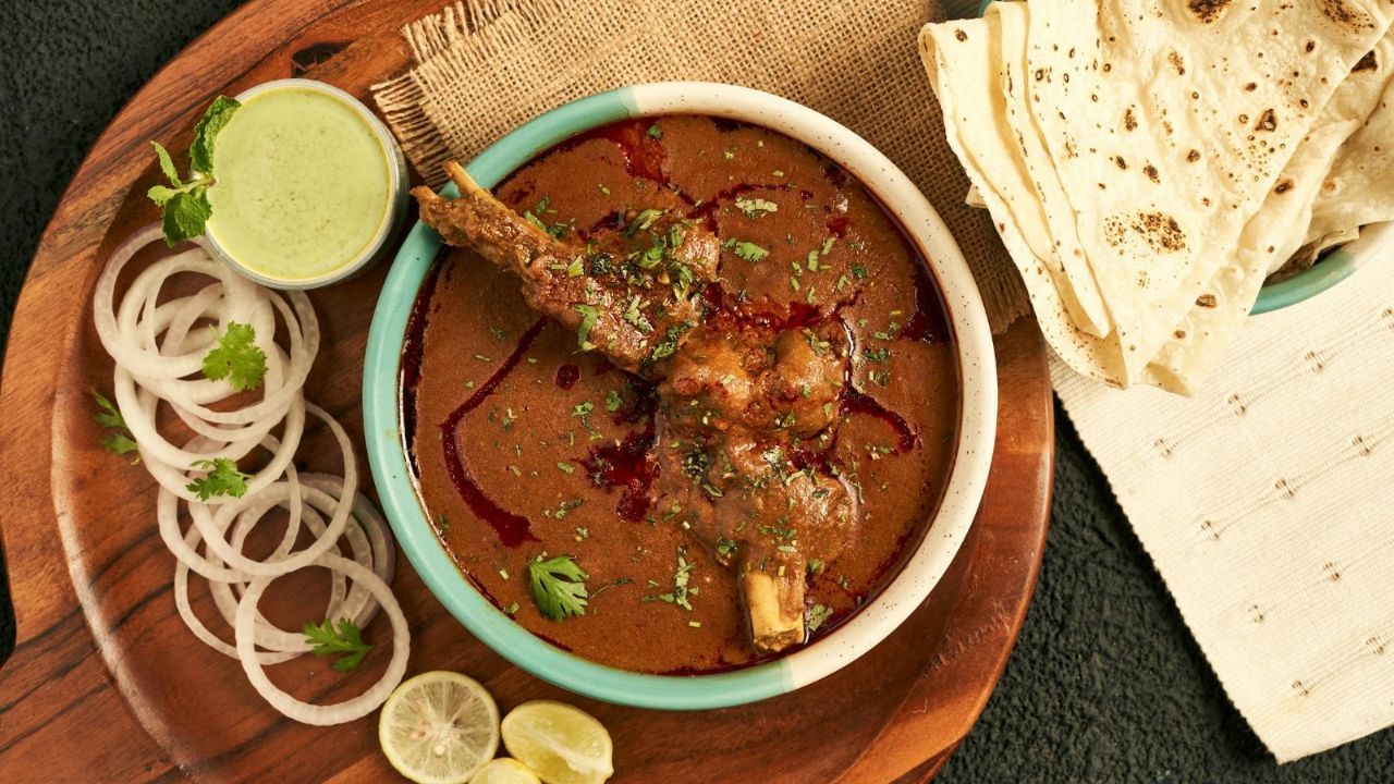 ब्रिटिश काल से है रेलवे मटन करी का कनेक्शन, जानें हिस्ट्री और बनाने का तरीका ब्रिटिश काल से है रेलवे मटन करी का कनेक्शन, जानें हिस्ट्री और बनाने का तरीका