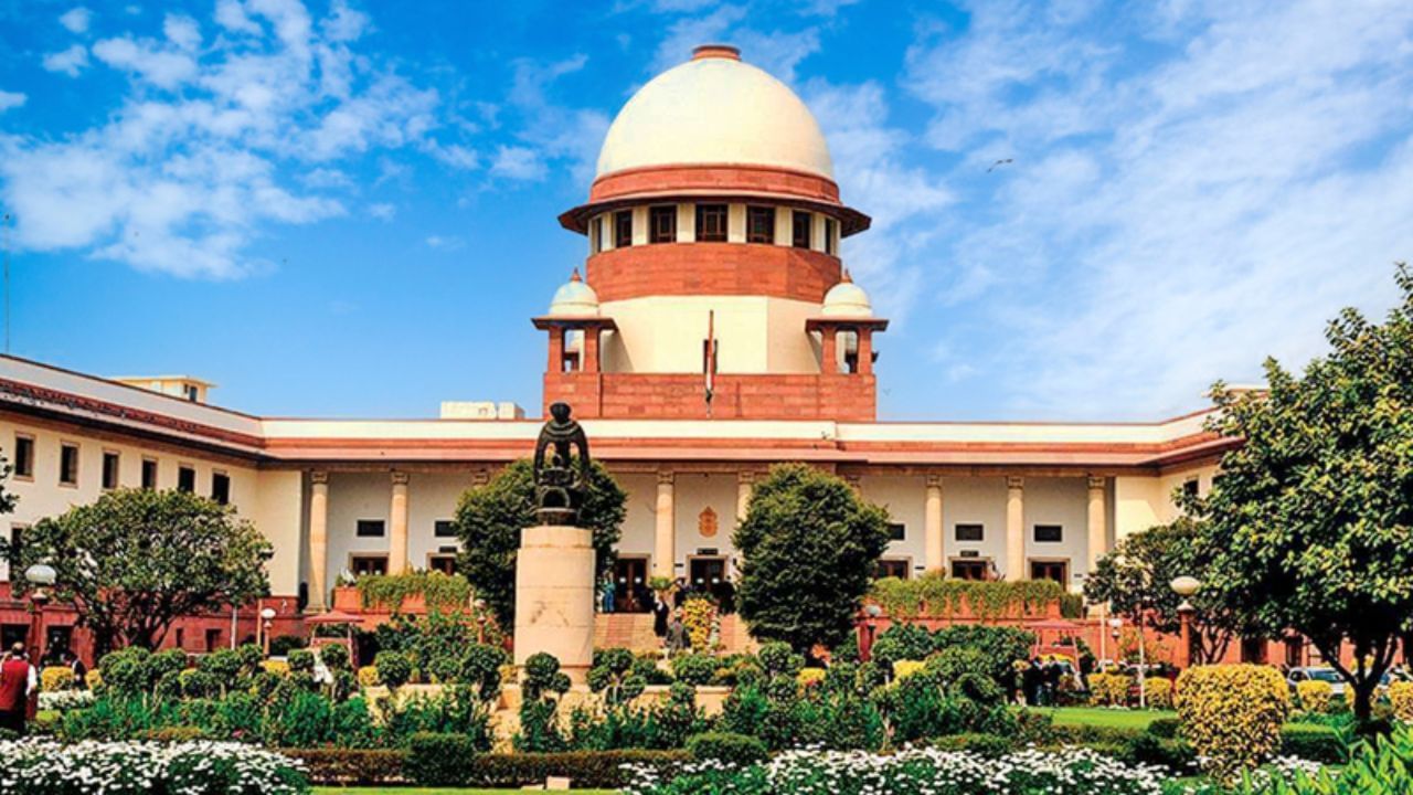 एक हाथ से ताली नहीं बजती... 40 साल की महिला से दुष्कर्म के आरोपी सोशल मीडिया इन्फ्लुएंसर को सुप्रीम कोर्ट ने दी अंतरिम जमानत