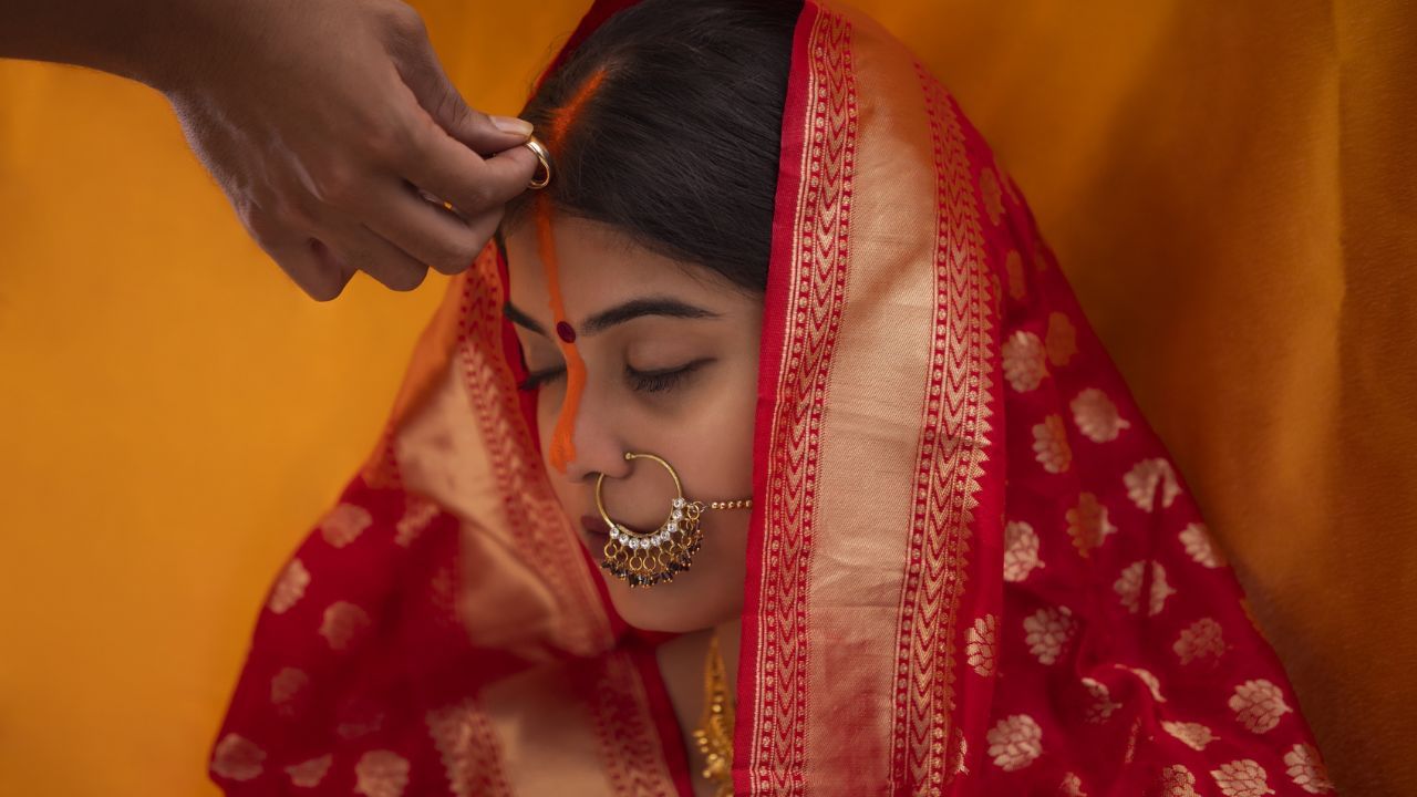 Religious Significance of Sindur Dan : हिंदू परंपरा में सिंदूर दान क्या होता है? जानें इसका महत्व Religious Significance of Sindur Dan : हिंदू परंपरा में सिंदूर दान क्या होता है? जानें इसका महत्व