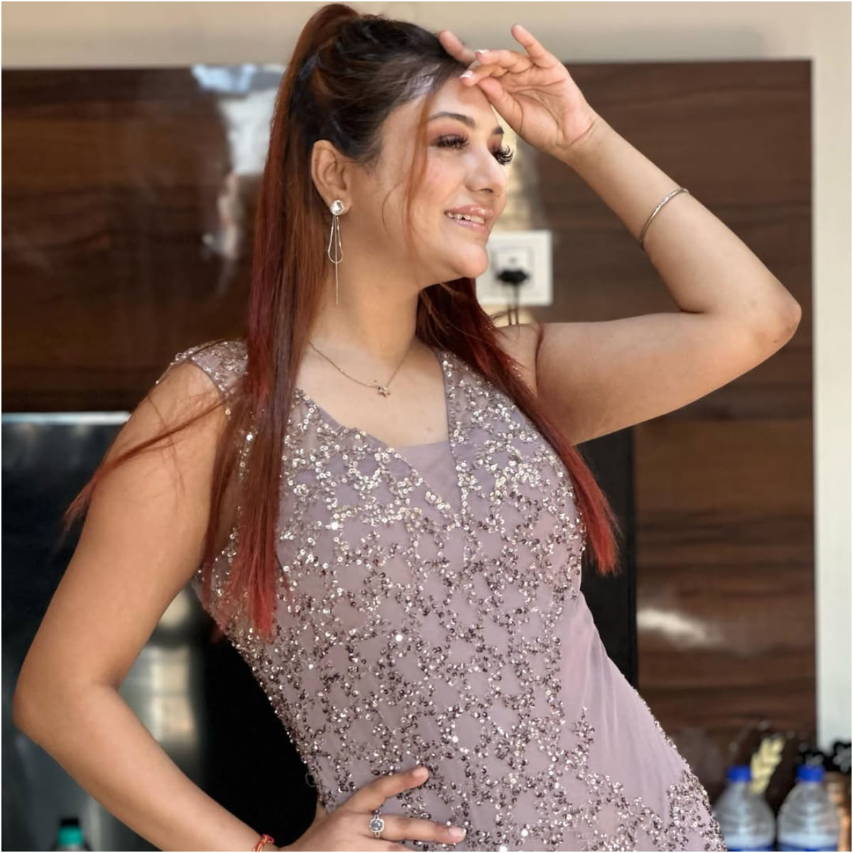 खुशी ने कहा कि आजकल तो ये सब चलन में है. आज बड़े-बड़े स्टार्स अपनी एप्स बना रहे हैं. लेकिन उस समय ये नया-नया था. मेरी खुद की ऐप थी. इसमें मेरी फोटोज और वीडियोज ही नहीं होती थीं बल्कि इसमें मैं लोगों से चैट भी करती थी.