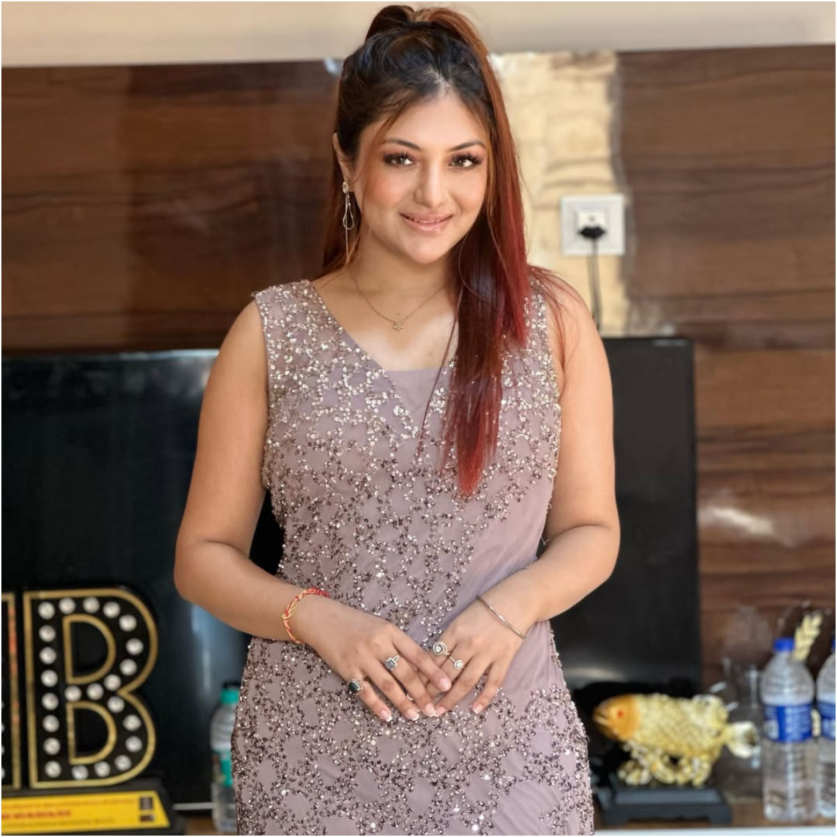 फिलहाल खुशी अब उस ऐप पर वैसे कंटेंट नहीं बनाती हैं और उन्होंने इसका फॉर्मेट चेंज कर दिया है. एक्ट्रेस फिलहाल अपनी अपीयरेंस की वजह से चर्चा में हैं. वे अतरंगी आउटफिट्स में नजर आती हैं और इस वजह से पैप्स से घिरी भी रहती हैं.