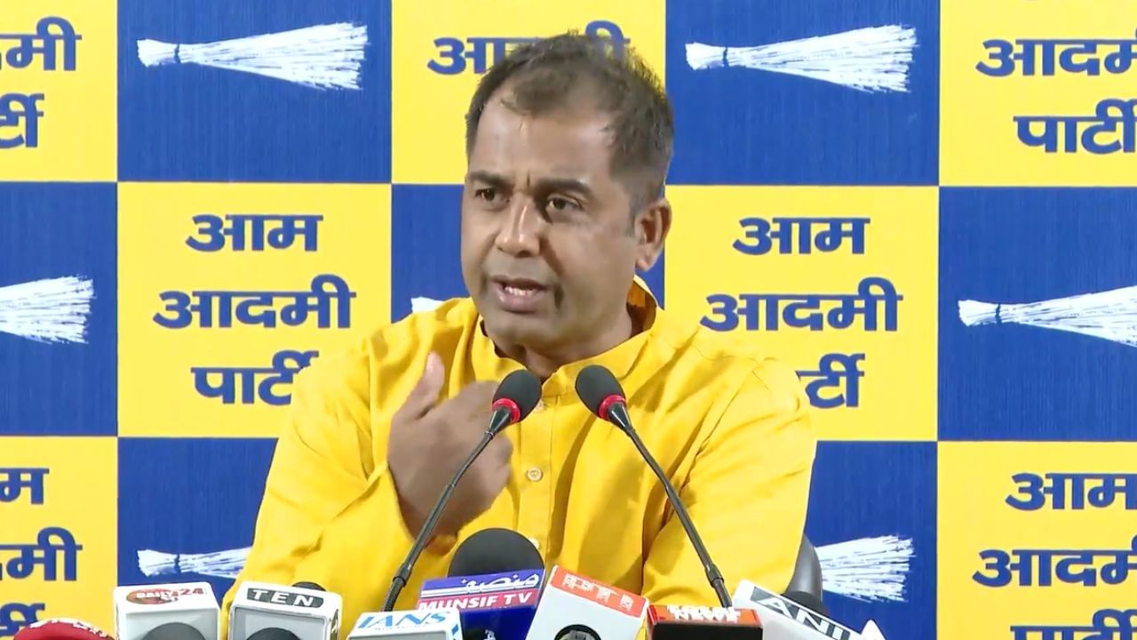 तीन महीने बाद ही बीजेपी भूल गई अपने वादे... AAP ने CM रेखा गुप्ता पर साधा निशाना