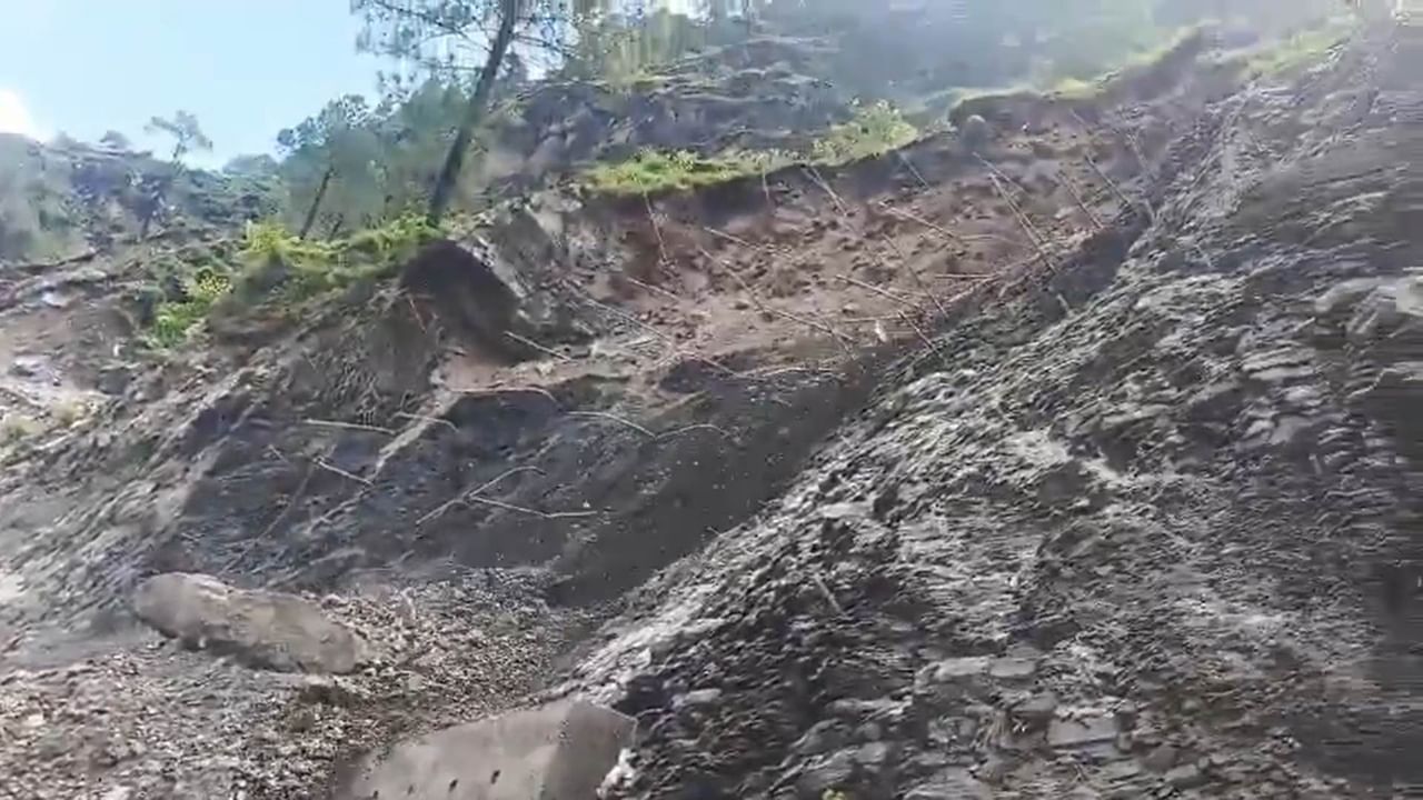उत्तराखंड में बारिश के बाद पहाड़ी से गिरे पत्थर... बद्रीनाथ नेशनल हाईवे ब्लॉक, सड़कें बंद