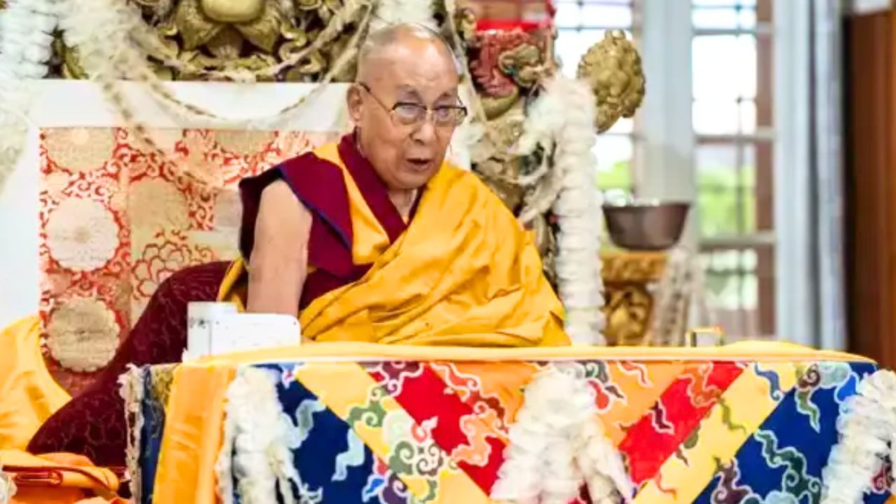 हिमाचल: दलाई लामा के 90वें जन्मदिन पर शानदार जश्न, हजारों श्रद्धालुओं ने दी शुभकामनाएं हिमाचल: दलाई लामा के 90वें जन्मदिन पर शानदार जश्न, हजारों श्रद्धालुओं ने दी शुभकामनाएं