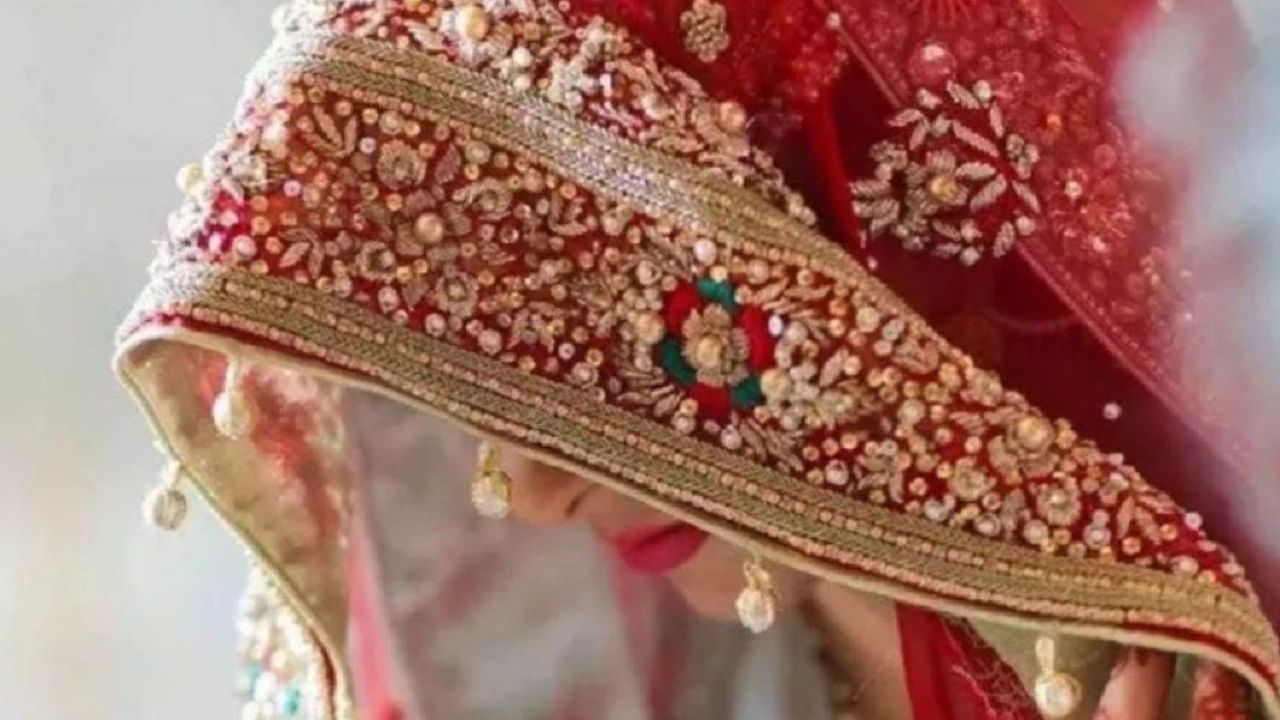 दूल्हे संग जा रही थी दुल्हनिया, तभी रास्ते में आ धमका आशिक, कंधे पर रखा हाथ और... शादी के 20 दिन बाद हो गया कांड दूल्हे संग जा रही थी दुल्हनिया, तभी रास्ते में आ धमका आशिक, कंधे पर रखा हाथ और... शादी के 20 दिन बाद हो गया कांड