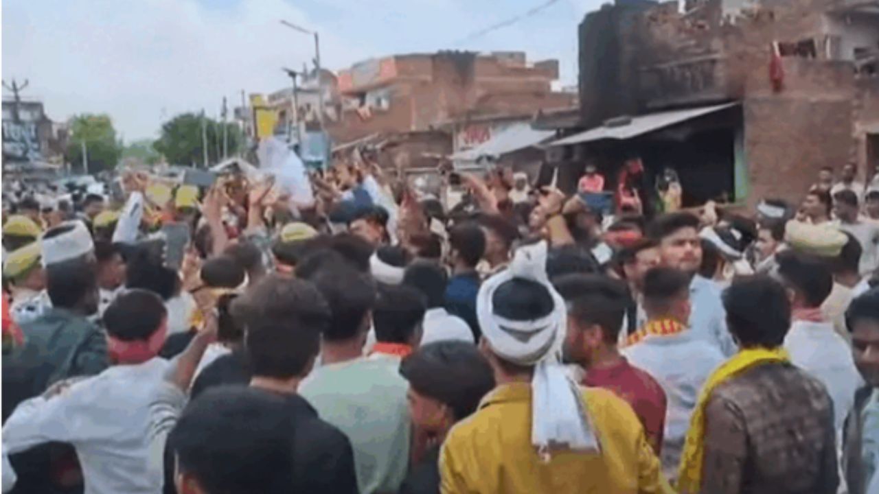 'यादव हो, तभी गांव में आओ'... जाति पूछकर दांदरपुर में मिल रही एंट्री, गेट पर 'अहीर रेजीमेंट' तैनात 'यादव हो, तभी गांव में आओ'... जाति पूछकर दांदरपुर में मिल रही एंट्री, गेट पर 'अहीर रेजीमेंट' तैनात