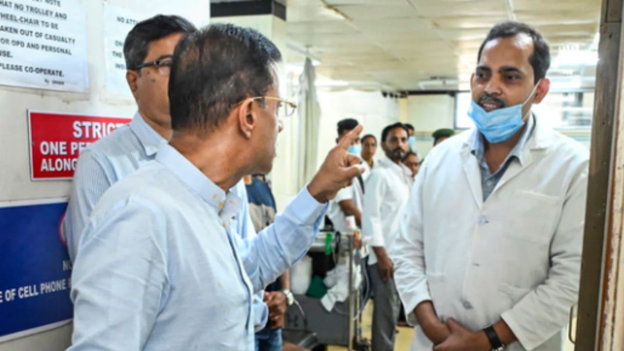 गोवा में स्वास्थ्य मंत्री ने डॉक्टर को हटाया, सीएम प्रमोद सावंत ने कर दिया बहाल, जानें पूरा मामला गोवा में स्वास्थ्य मंत्री ने डॉक्टर को हटाया, सीएम प्रमोद सावंत ने कर दिया बहाल, जानें पूरा मामला