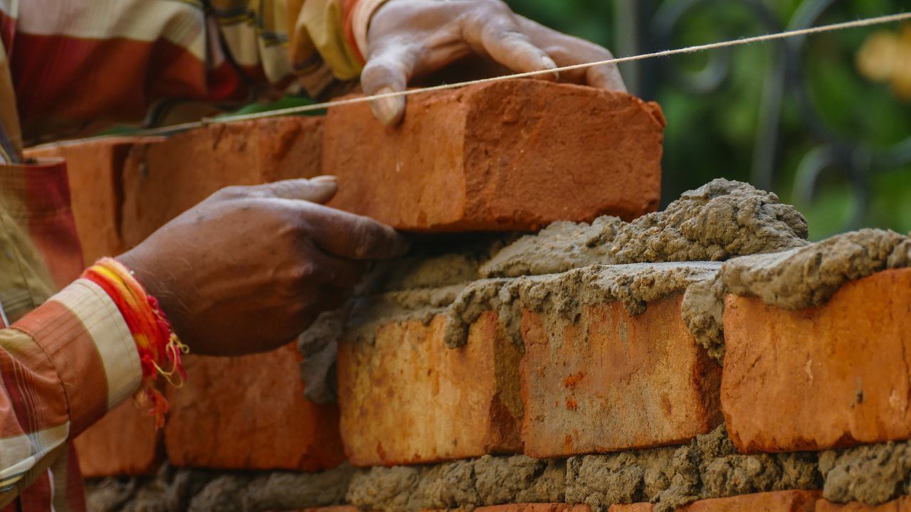 घर बनाना हो सकता है महंगा, सीमेंट की कीमतों में हो सकती है 6% तक की बढ़ोतरी