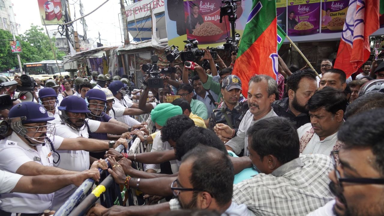 रेप केस पर कोलकाता में बवाल, पुलिस से भिड़े BJP समर्थक, हंगामा और प्रदर्शन, जांच के लिए SIT गठित रेप केस पर कोलकाता में बवाल, पुलिस से भिड़े BJP समर्थक, हंगामा और प्रदर्शन, जांच के लिए SIT गठित