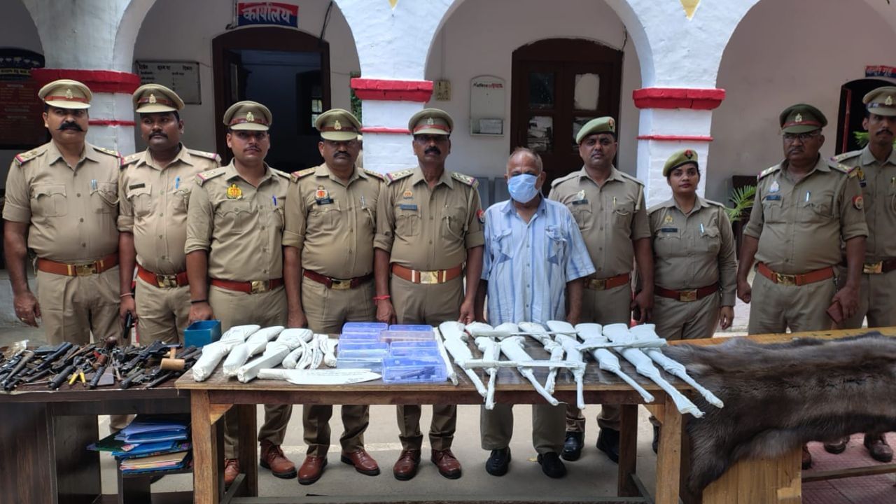 लखनऊ: असलहों की फैक्ट्री मामले में हकीम तो प्यादा, असली खिलाड़ी कोई और? पोलैंड से POK और चीन तक कनेक्शन लखनऊ: असलहों की फैक्ट्री मामले में हकीम तो प्यादा, असली खिलाड़ी कोई और? पोलैंड से POK और चीन तक कनेक्शन