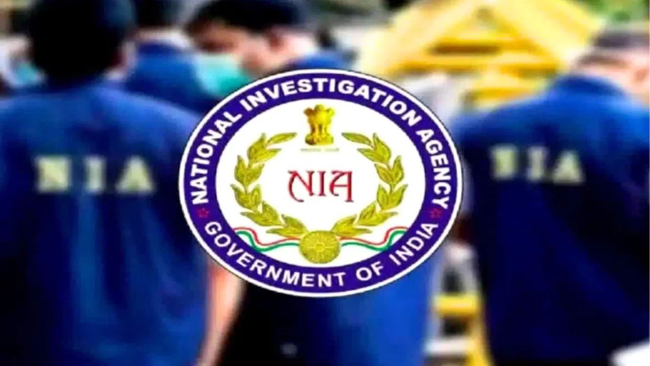 राष्ट्रीय जांच एजेंसी (NIA) ने पिछले हफ्ते पाकिस्तान के लिए कथित रूप से जासूसी करने के आरोप में केंद्रीय रिजर्व पुलिस बल (सीआरपीएफ) के एक जवान मोतीराम जाट को गिरफ्तार किया था.  जाट पिछले 2 सालों से पाकिस्तानी खुफिया अधिकारियों (जिन्होंने खुद को पत्रकार बताया) को महत्वपूर्ण जानकारी दे रहा था. इस जानकारी को लेकर एक फिक्स अमाउंट तय किया गया था.