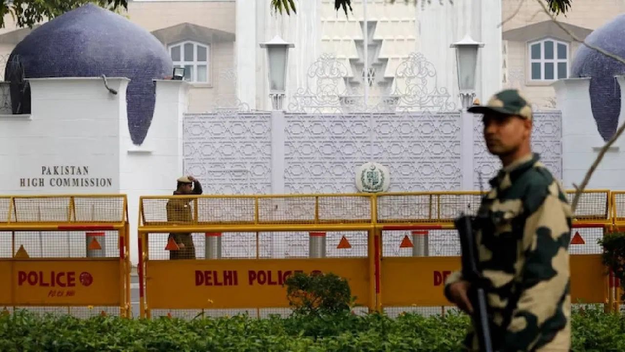 इसी के साथ आरोपी के फोन को भी खंगाला गया. गगन के फोन से भी अहम सबूत मिले हैं. उसके मोबाइल से ISI के 20 पाकिस्तान इंटेलीजेंस अधिकारियों के संपर्क में होने के सबूत हासिल हुए हैं.