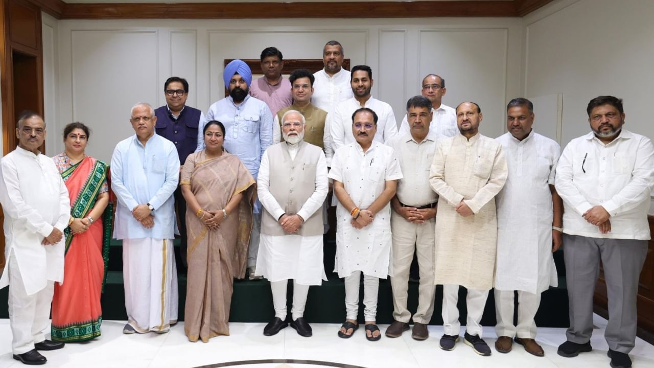 नसीहत भी, हिदायत भी... दिल्ली बीजेपी विधायकों के साथ तीन घंटे चली पीएम की क्लास नसीहत भी, हिदायत भी... दिल्ली बीजेपी विधायकों के साथ तीन घंटे चली पीएम की क्लास