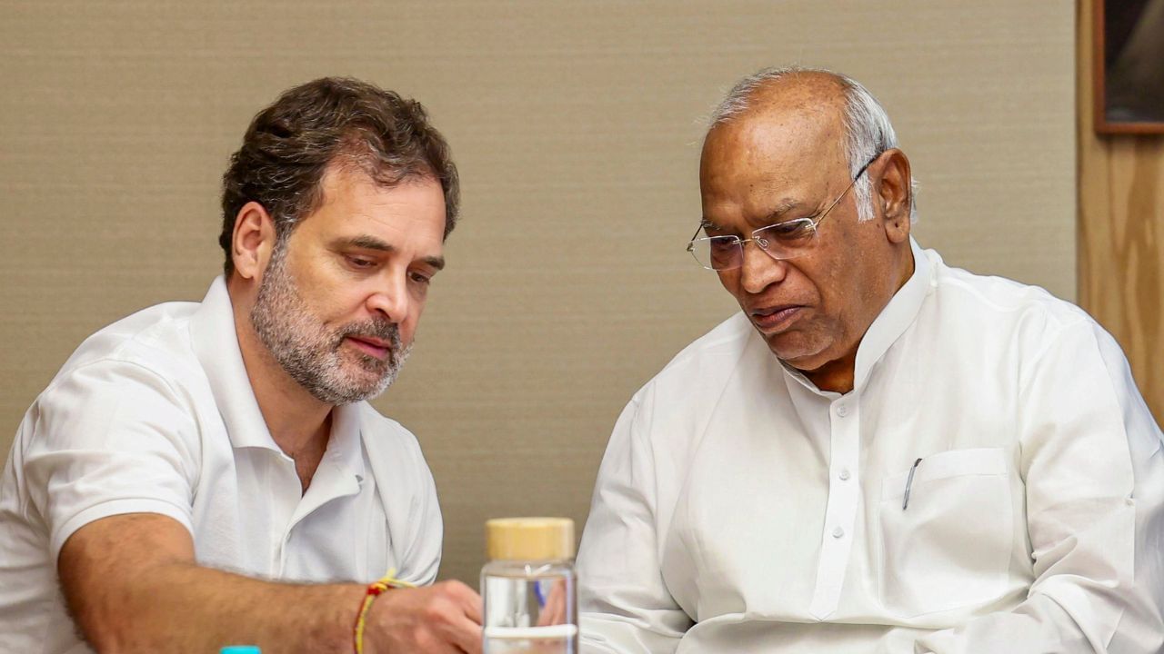 गुजरात कांग्रेस ने 40 जिलों में घोषित किए नए अध्यक्ष, यहां देखें लिस्ट किसे कहां से मिली जिम्मेदारी गुजरात कांग्रेस ने 40 जिलों में घोषित किए नए अध्यक्ष, यहां देखें लिस्ट किसे कहां से मिली जिम्मेदारी
