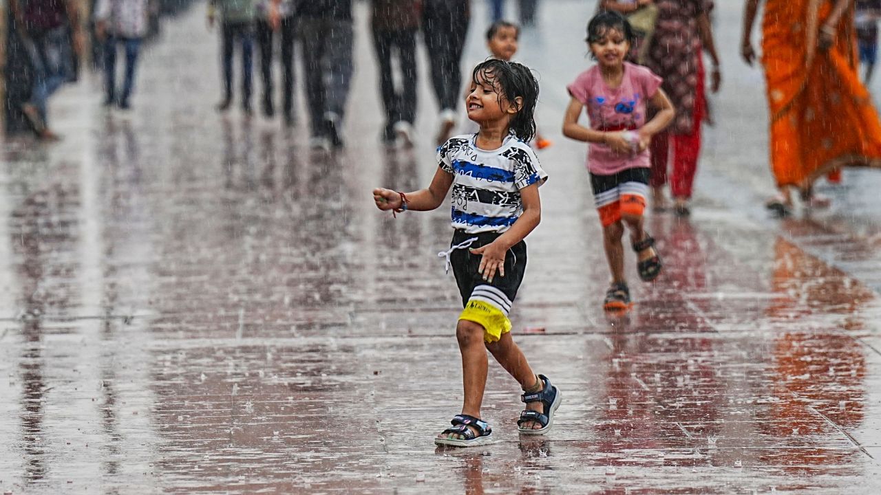 बारिश में बच्चों को बार-बार खांसी-जुकाम क्यों होता है? जानिए घरेलू नुस्खे