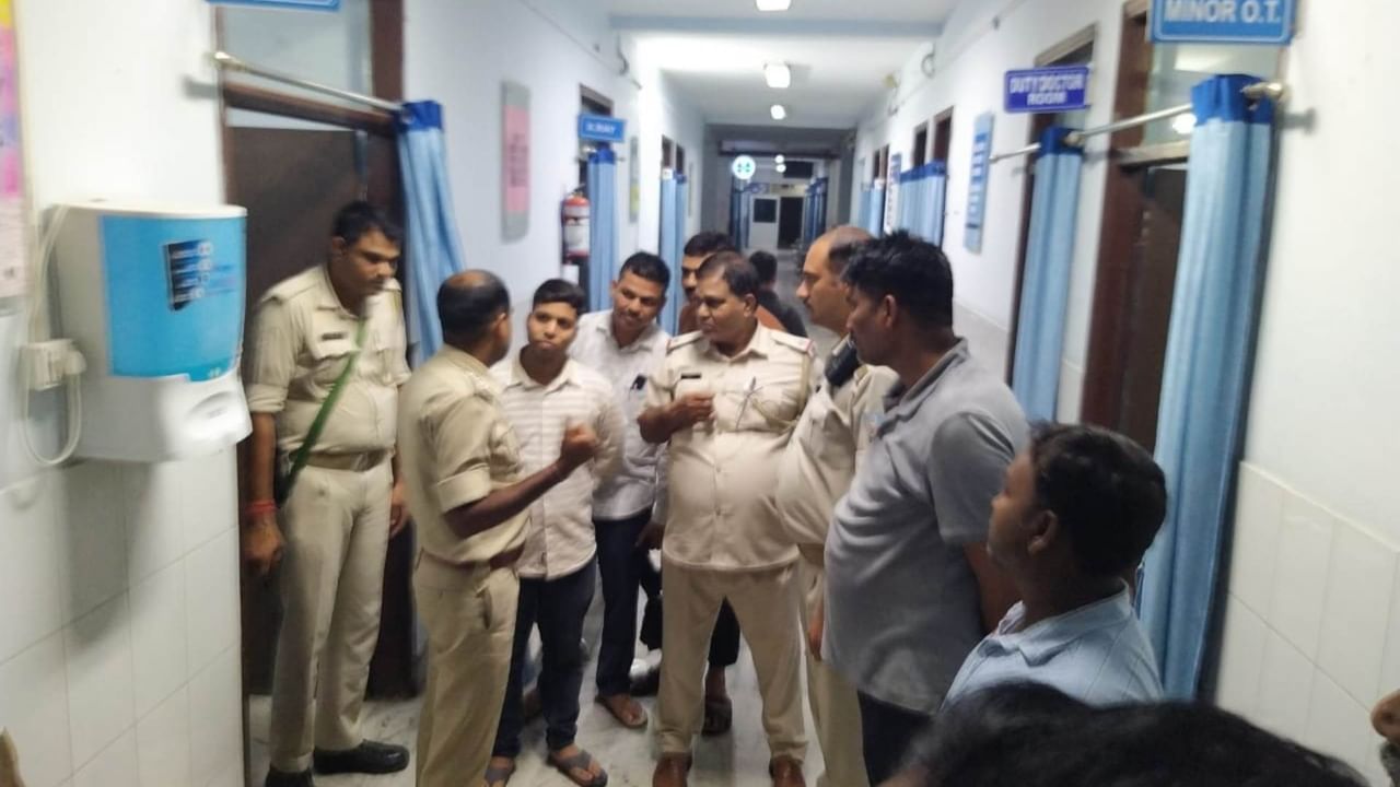 अवैध बालू लदे ट्रक ने मचाया तांडव, ड्राइवर ने पुलिस की गाड़ी में मारी टक्कर, थानेदार-कांस्टेबल घायल