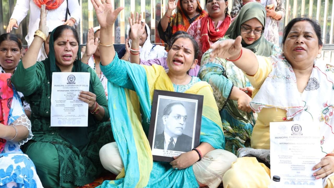 दिल्ली में AAP महिला विंग की अध्यक्ष सारिका चौधरी ने खोला मोर्चा, BJP पर लगाया पार्षद को अपमानित करने का आरोप