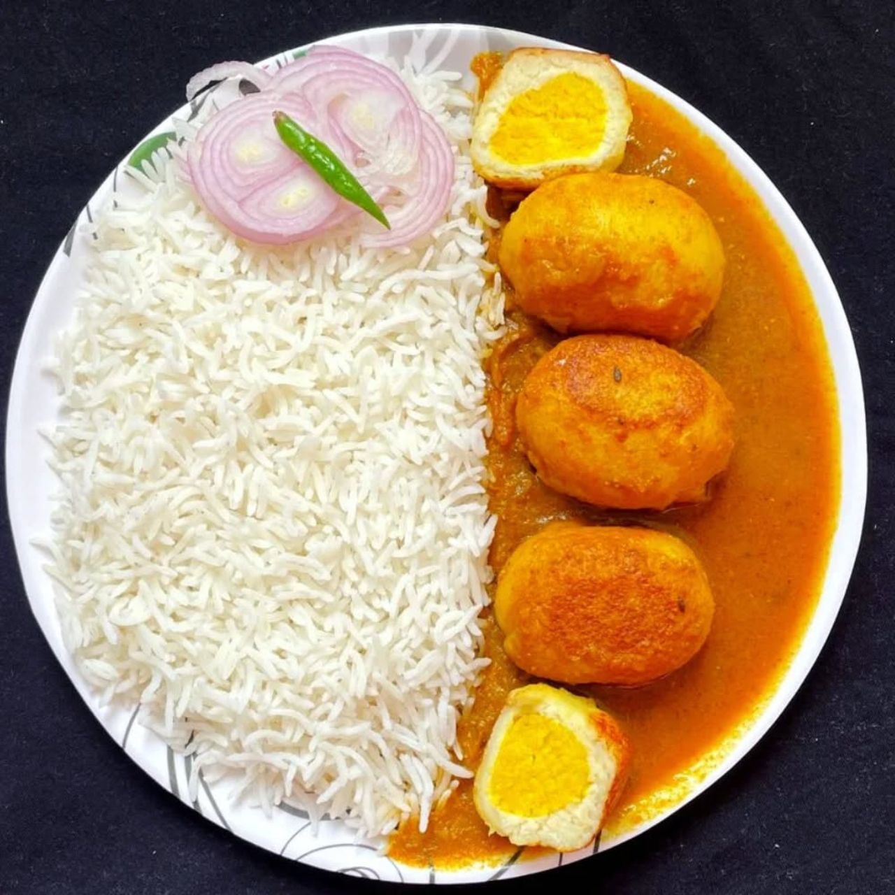 इसे बनाने के लिए सबसे पहले एक बाउल में कद्दूकस किया पनीर, मसला हुआ आलू, बेसन, अदरक-लहसुन पेस्ट और सारे सूखे मसाले डालें.  इसे अच्छे से मिक्स करें और छोटे-छोटे बॉल्स बना लें. इन बॉल्स को डीप फ्राई या एअर फ्राई करें जब तक ये गोल्डन ब्राउन न हो जाएं. निकालकर अलग रखें.