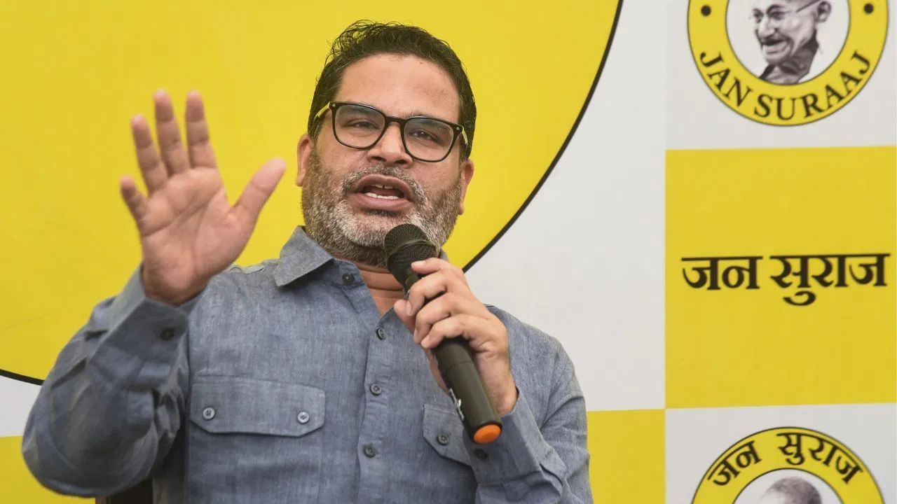 बिहार: आरा में जन सुराज यात्रा के दौरान चोटिल हुए प्रशांत किशोर, सीने में लगी चोट बिहार: आरा में जन सुराज यात्रा के दौरान चोटिल हुए प्रशांत किशोर, सीने में लगी चोट