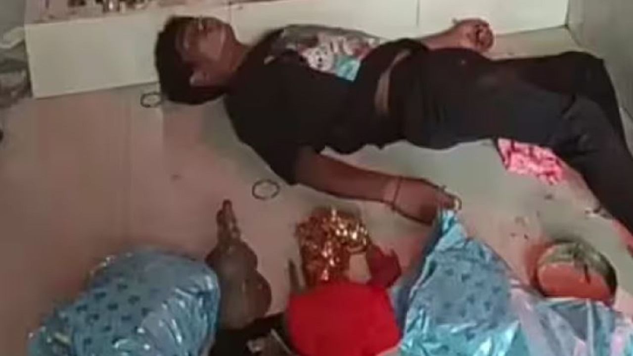 मंदिर में घुसा चोर, बेशकीमती सामान समेटकर भागने ही वाला था, तभी आ गई नींद, फिर जो हुआ...