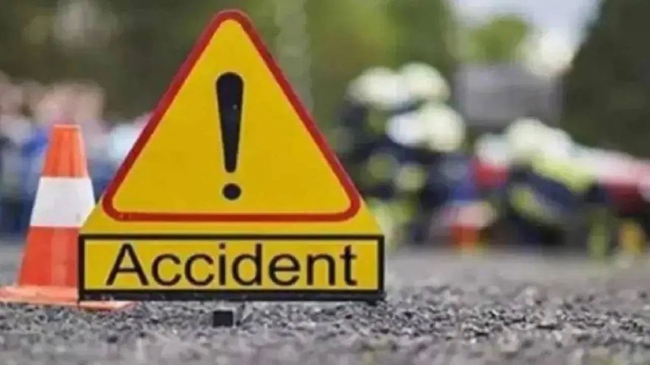 प्रयागराज: फ्लाईओवर के नीचे सो रहे लोगों को कार ने रौंदा, महिला की मौत; गुस्साए लोगों ने गाड़ी में लगाई आग